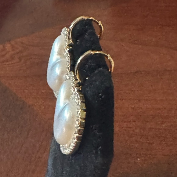 Pearl Heart Shape, Faux Pearls Inlaid Rhinestones Gold tone Iridescent Earrings - Picture 3 of 5